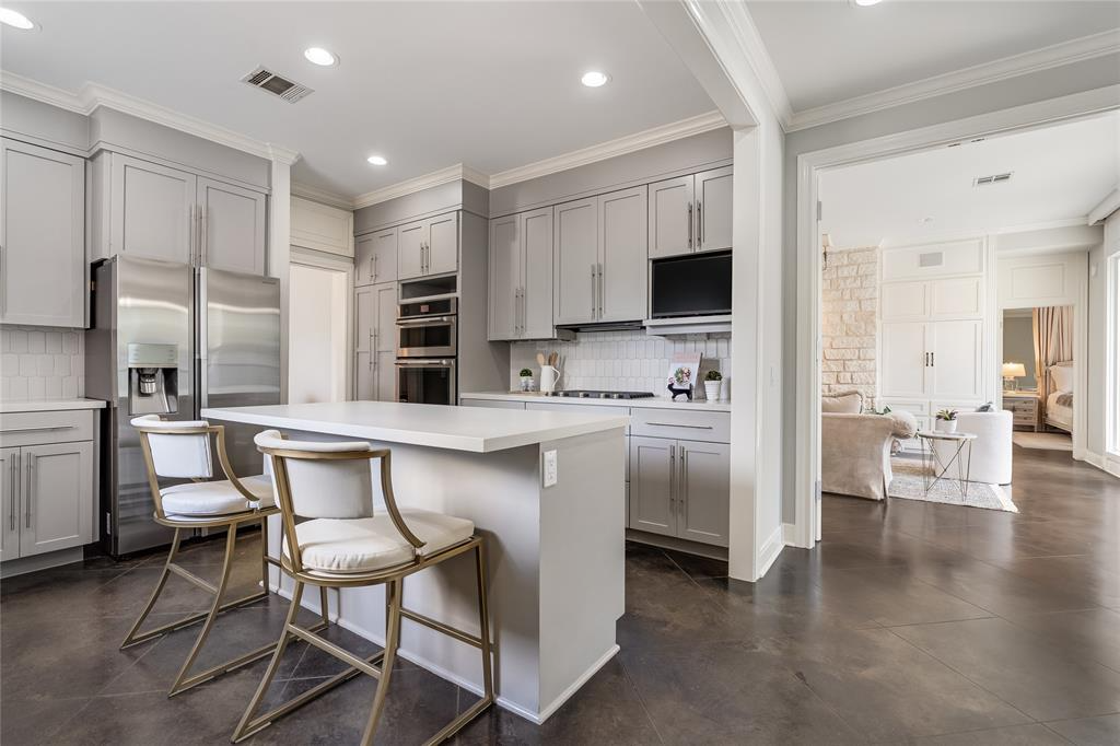 2115 W 11th St