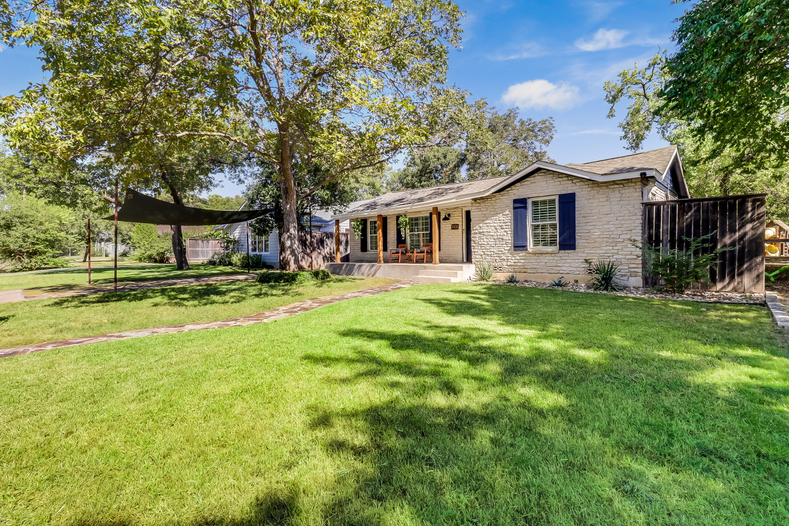 2908 Perry Ln