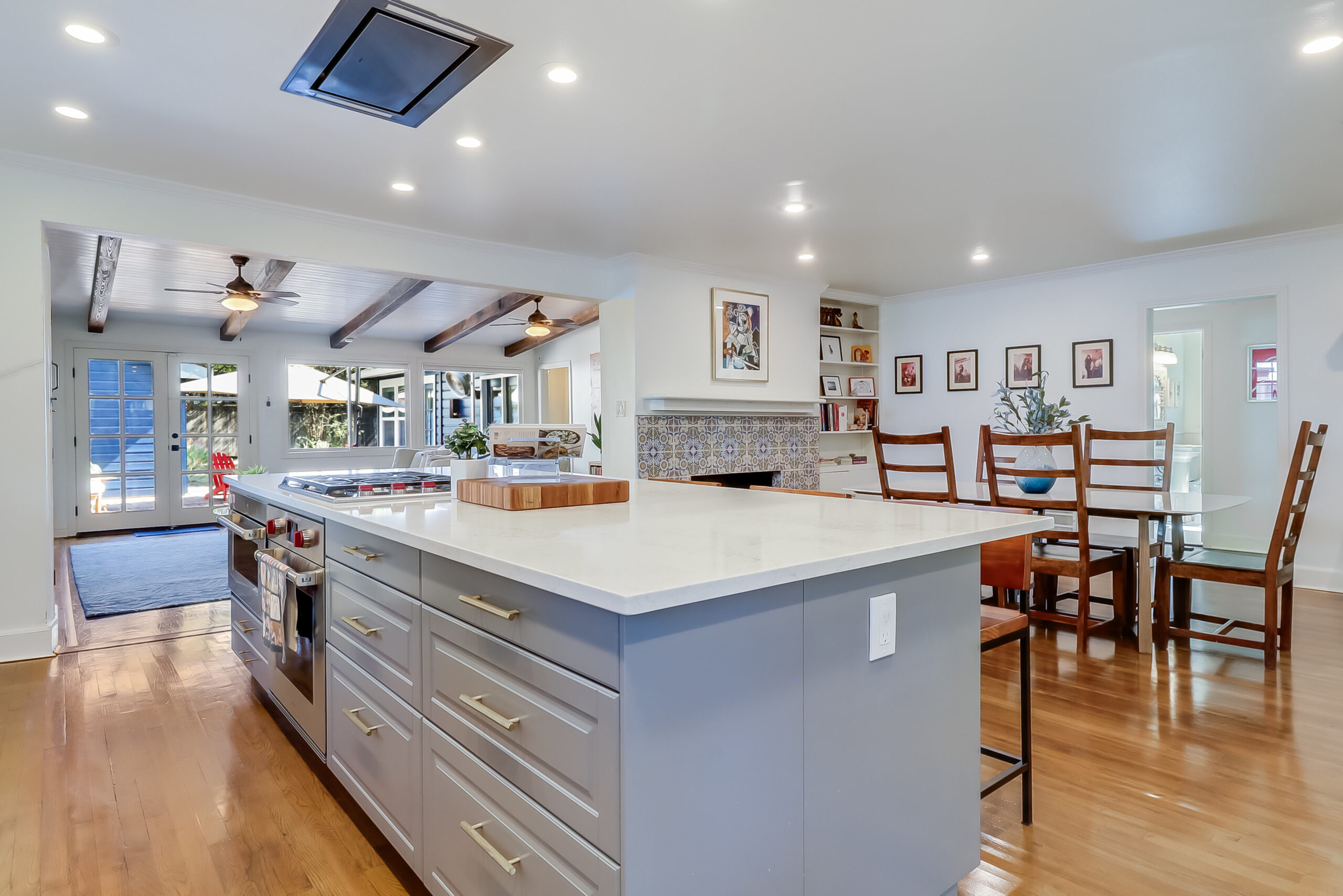 2908 Perry Ln