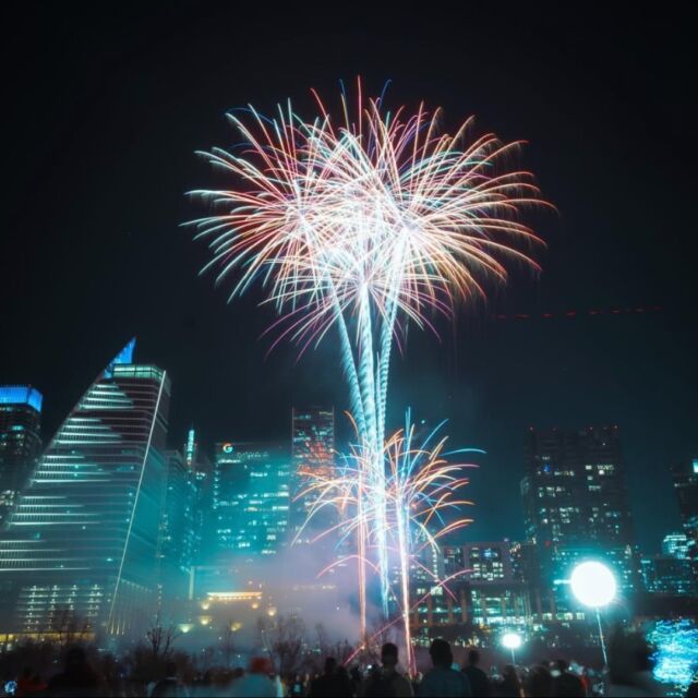 Counting down to 2025, Austin-style! From downtown's free celebration under the stars to intimate venue shows, the city is bursting with unforgettable ways to welcome the new year.

🎉 Here are some of the can't-miss events:
*Auditorium Shores hosts a free citywide party starting at 7pm, complete with live music, food trucks, and a spectacular midnight drone show
*Charley Crockett takes over ACL Live with Jake Pernod for a special 9:30pm performance
*Little partiers can celebrate early at The Thinkery with balloon drops and bubble wrap stomps (9-11am & 1-3pm)
*Get nostalgic at Hotel Vegas as 20 local bands rock '90s classics from Nirvana to Weezer (7pm-2am)