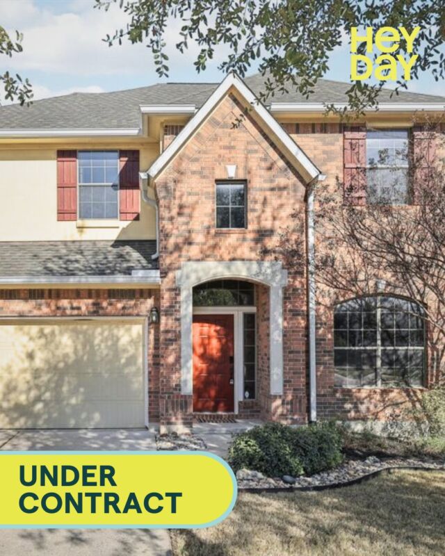 UNDER CONTRACT!
Buyer Represented by @meredithalderson.heyday
Bright entryway with soaring ceilings and elegant open railing loft upstairs
Expansive kitchen with large island flowing seamlessly into the open living area
Serene backyard with mature trees providing a peaceful retreat