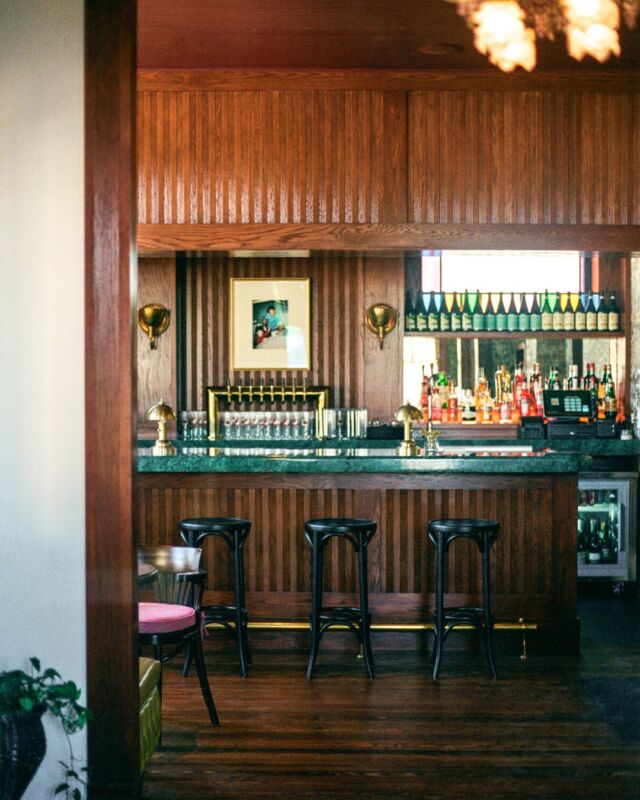 If you haven't checked out @loudmouthpizza yet, you're missing out on great food but also some inspiring design that beautifully honors Austin's architectural heritage. The team at Furman + Keil Architects, Campbell Landscape Architecture, and Kempt Studio transformed the historic 1890s Haynes-Delashwah house into a stunning restaurant that celebrates both the building's past and its vibrant future. The interior design thoughtfully preserves original elements like longleaf pine floors and restored stained-glass panels while incorporating modern touches like dark wood accents and cozy booth seating. Outside, the half-acre property comes alive with picnic tables, shaded patios, and mature oak trees that create an inviting community gathering space. Be sure to check it out!
📸 @likeness_studio