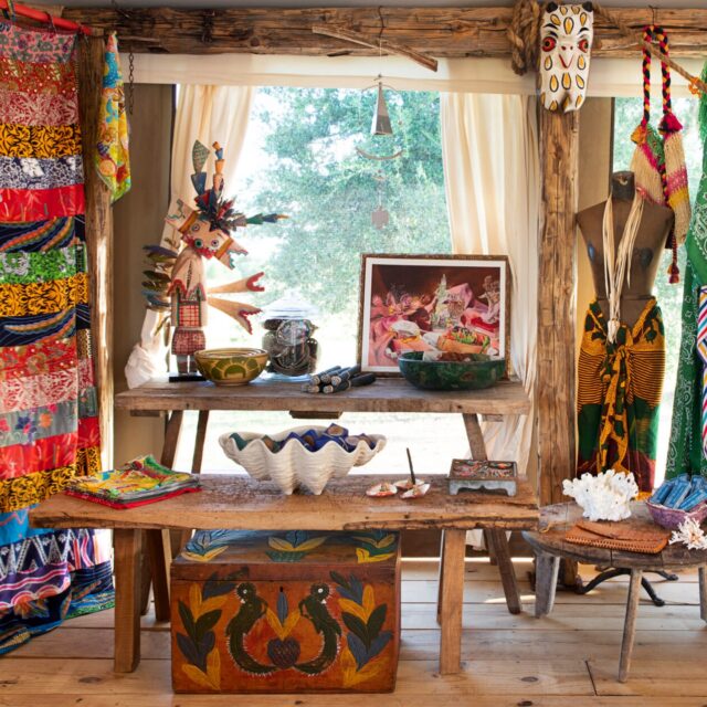 Round Top is right around the corner! The Fall Show runs October 4–18, and this tiny Texas town will transform into an antique-hunting paradise. 

✨ Where to Shop
/ Venues: Rancho Pillow, Bader Ranch, Box Road, La Petite Dame

/ Vendors: Attic Turnovers (lighting + art), Period Modern (mid-century finds), Hay There (textiles + décor)

/ Makers: Ester Gamez (jewelry), Kneaded Fashion (repurposed jackets), Merrilee McGehee Design (interiors)

🍹 Fun Places to Go
/ Ellis Motel: Eclectic dive bar + art + cocktails

/ Rancho Pillow: 20-acre retreat with a saltwater pool + dreamy dinners

/ Round Top Brewing: Award-winning drinks, live music, and a killer menu